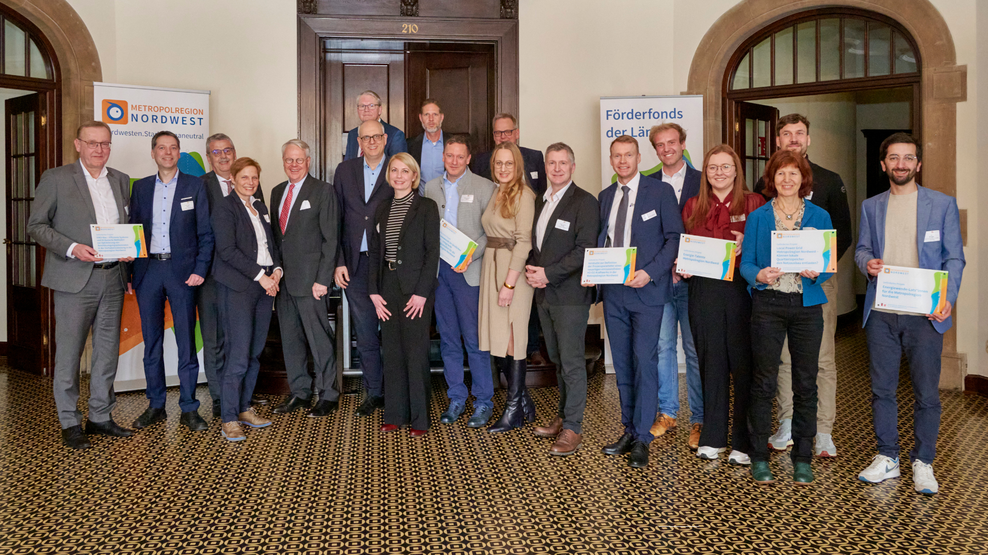 Ein Gruppenfoto mit Initiatoren aller geförderten Projekten der Metropolregion Nordwest.