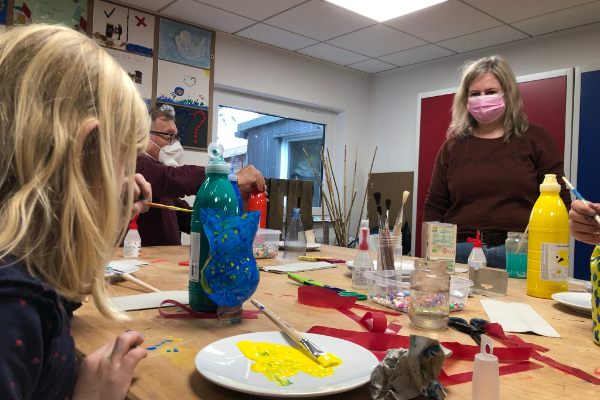 Kinder basteln aus einer Plastikflasche Laternen mit Britta Gansberg.