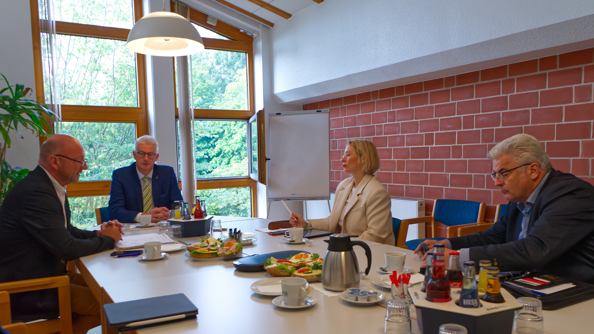 Eine Gesprächssituation mit Andreas Nieweler, Cord Bockhop, Peggy Schierenbeck und Axel Knoerig.