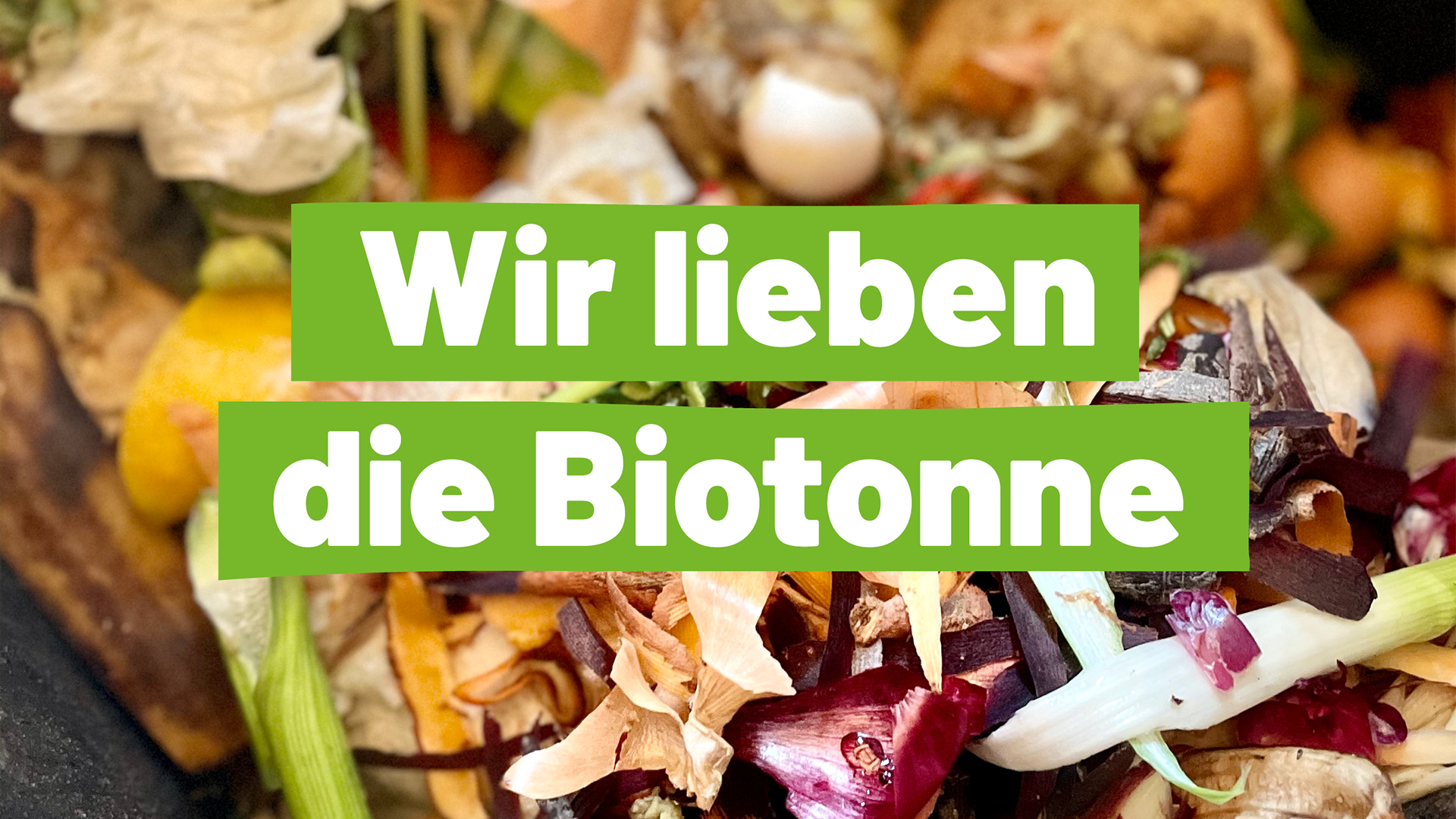 Kompost im Hintergrund und der Schriftzug "Wir lieben die Biotonne" im Vordergrund