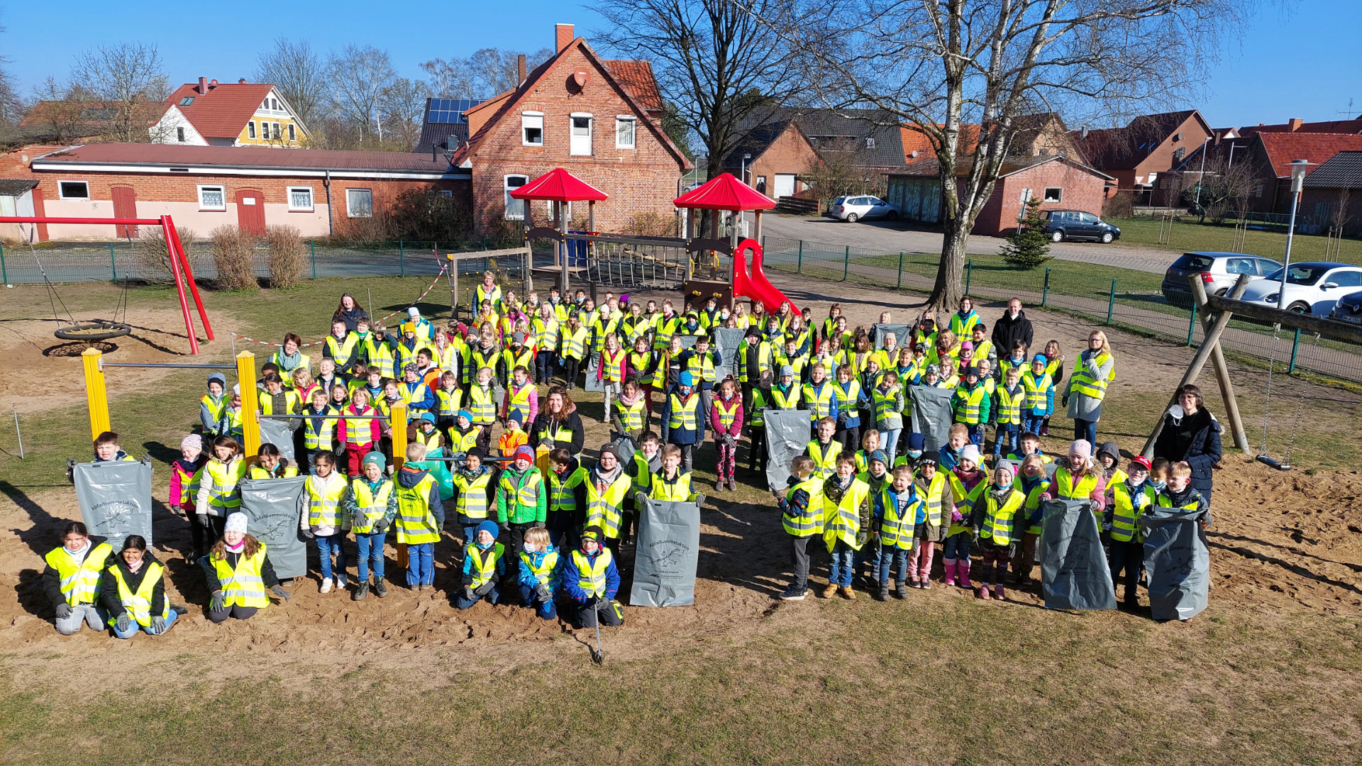 Ein Gruppenfoto der Kinder der Grundschule am Speckenbach aus Siedenburg mit den Utensilien der Abfallsammelaktion.