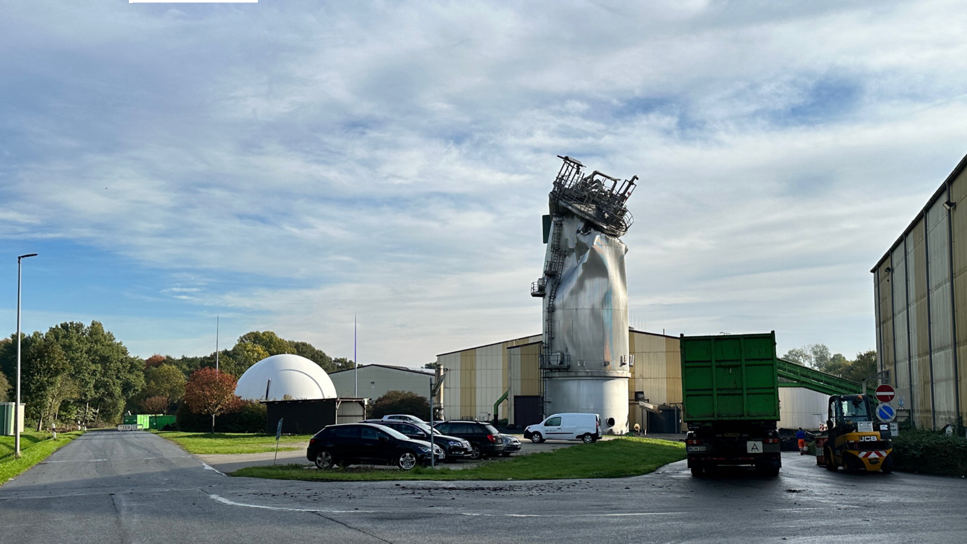 Der eingeknickte Fermenterturm bei der Restabfallbehandlungsanlage des Entsorgungszentrums.