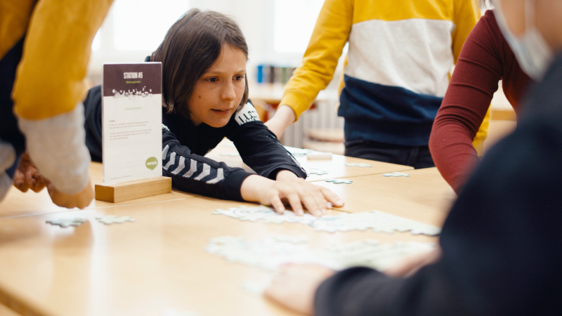 Kinder beim Puzzlen