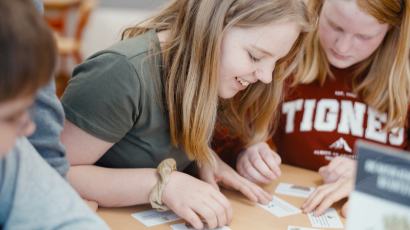 Kinder beim Kartenspielen