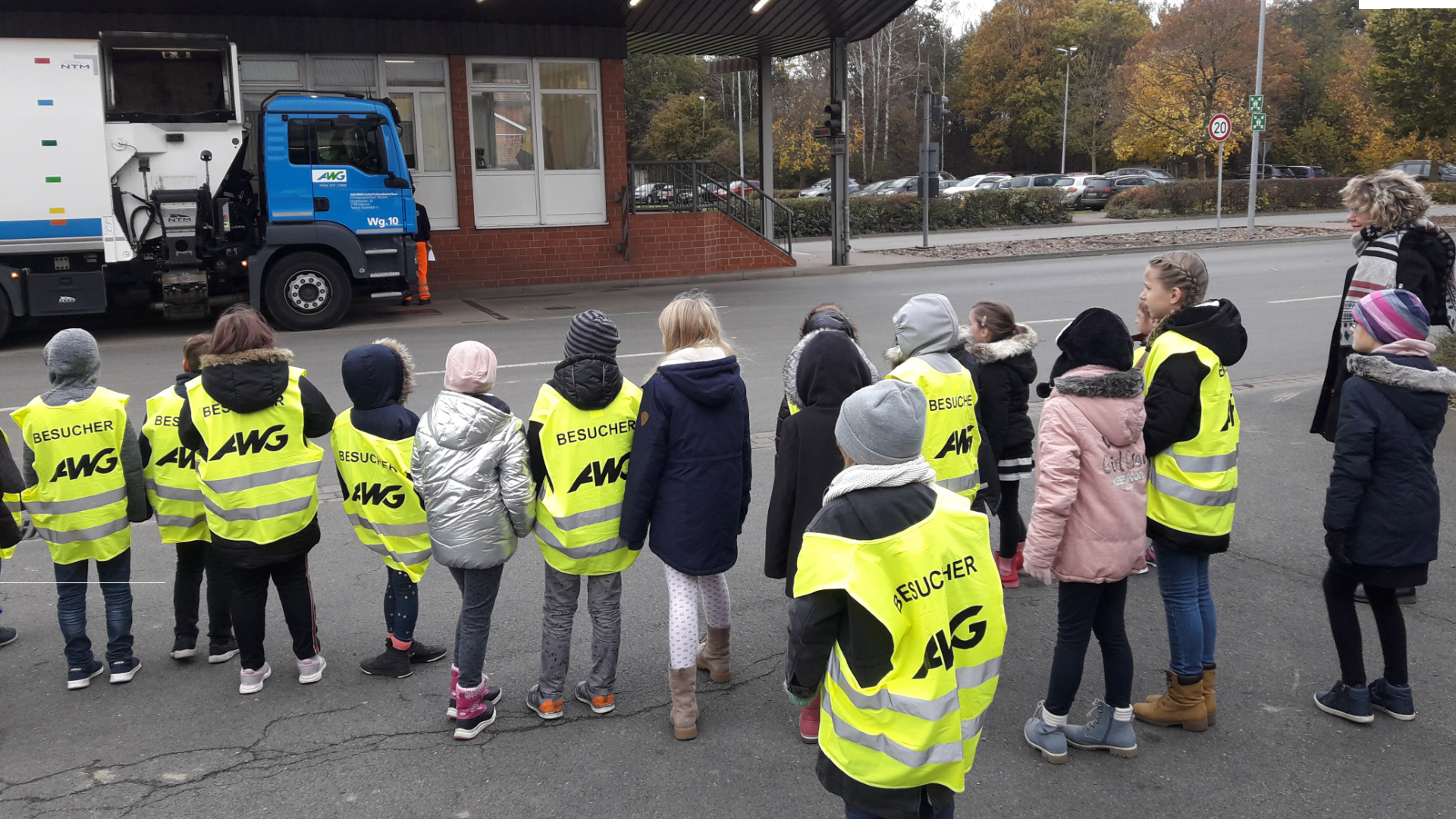 Gruppe Kinder von hinten bei einer Führung