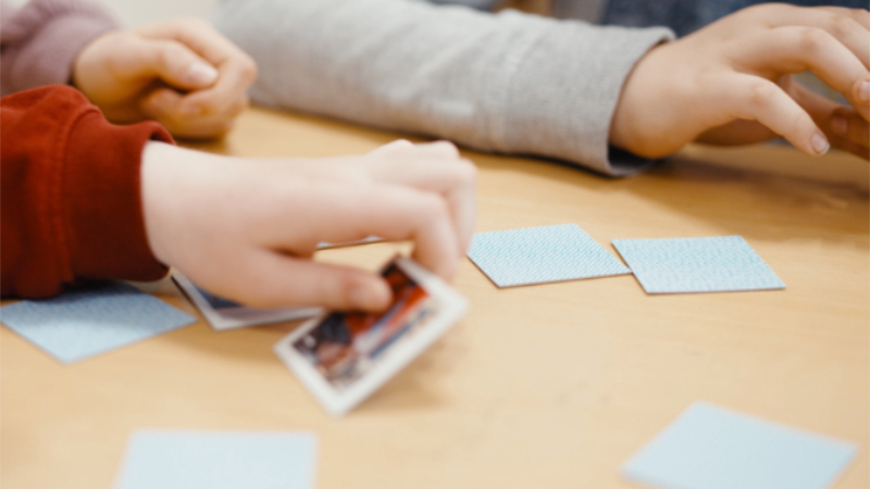 Kinder beim Memory spielen