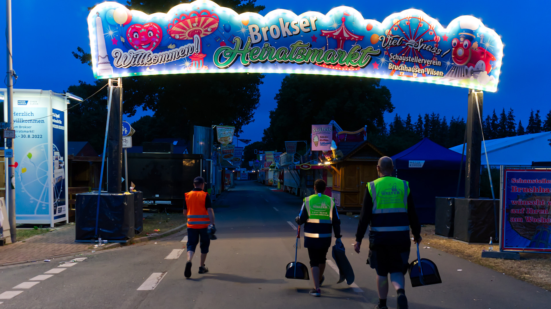 Reinigungskräfte gehen auf den Eingang des Brokser Markts zu